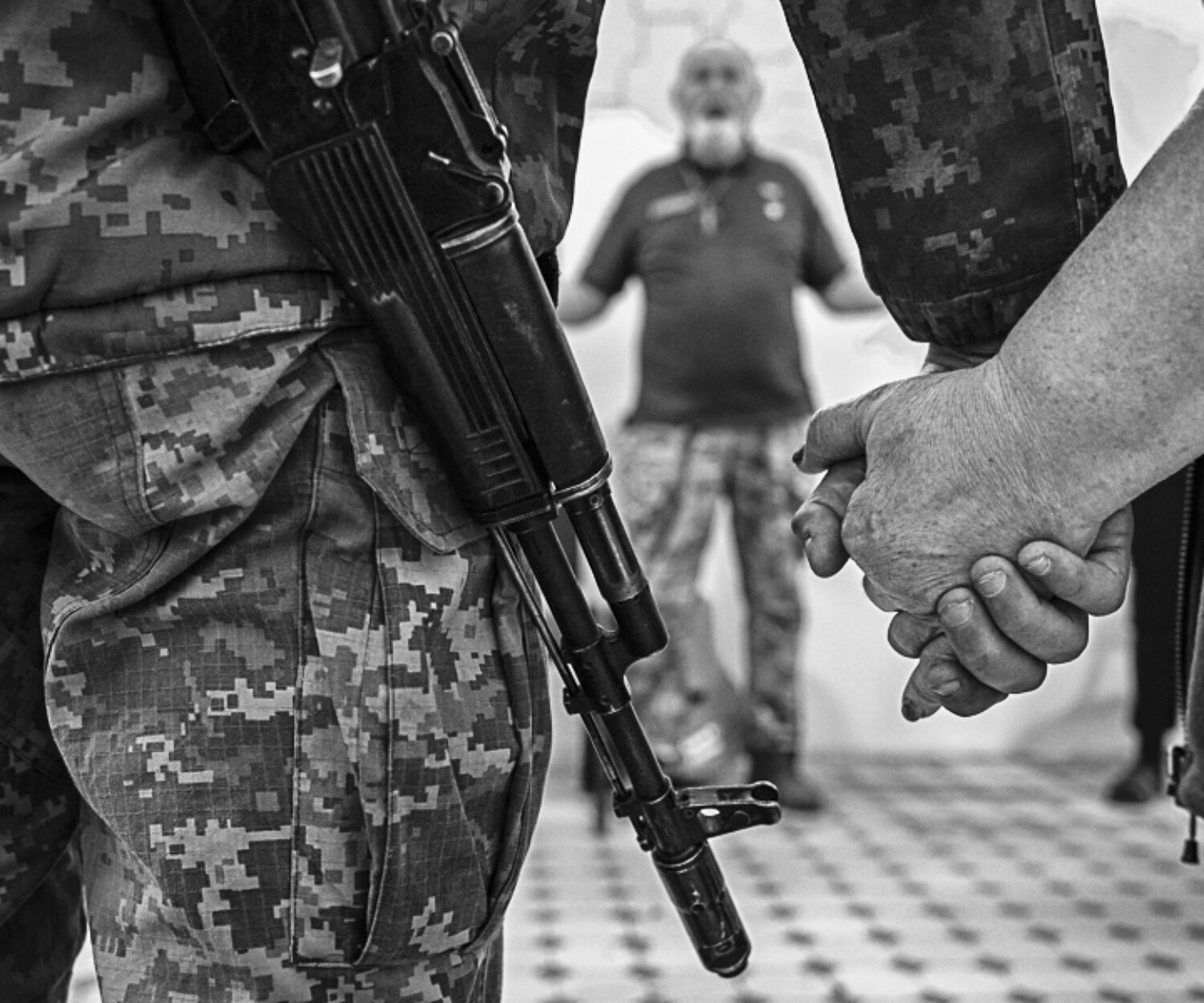 Prière commune dans la salle d'attente de l'hôpital militaire