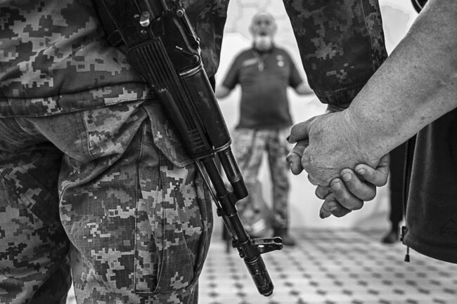 Prière commune dans la salle d'attente de l'hôpital militaire