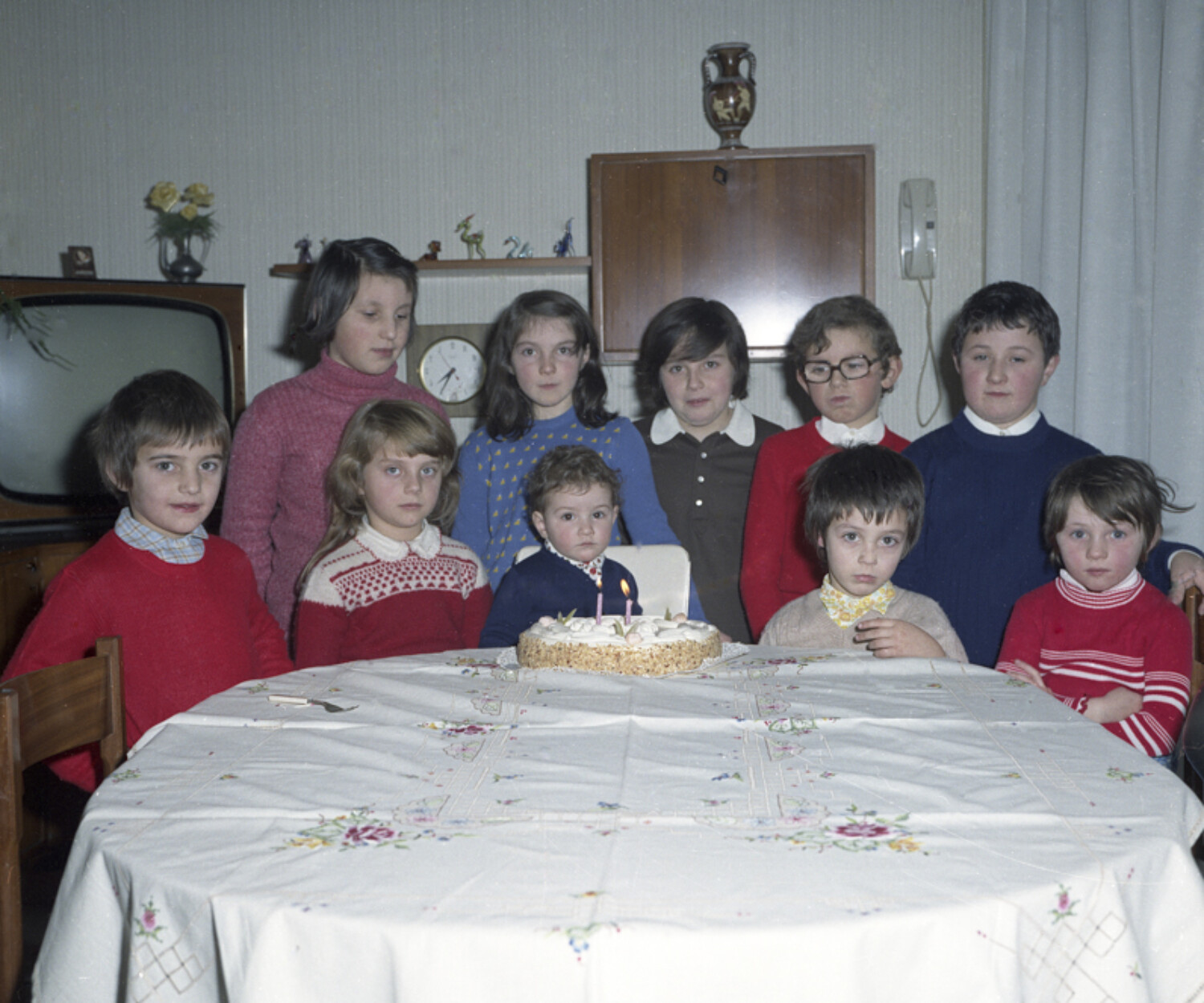 giuseppe ferrario ritratto di bambini davanti a una torta samarate 1973