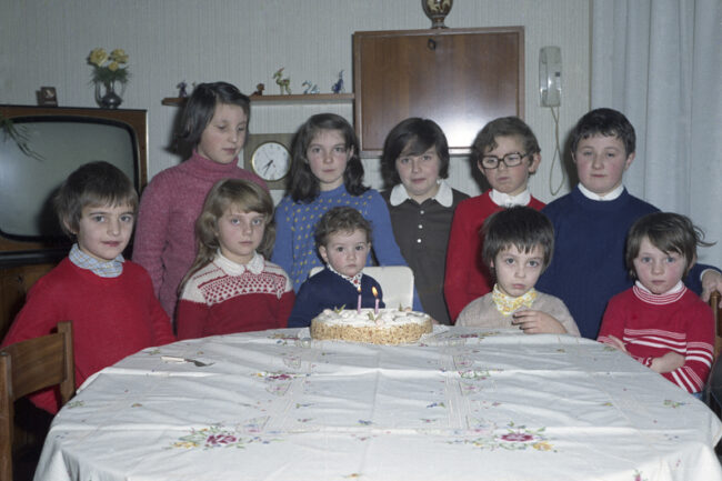 giuseppe ferrario ritratto di bambini davanti a una torta samarate 1973
